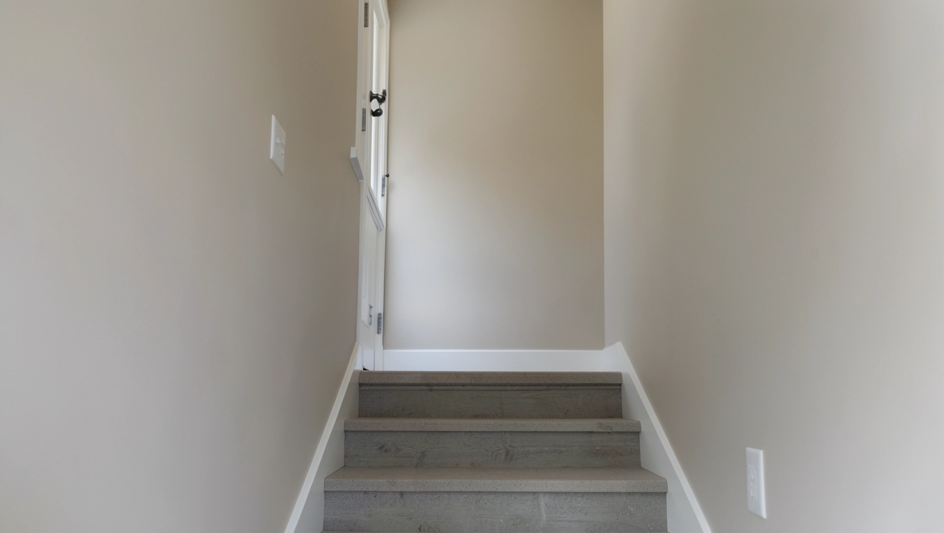 Neutralne kolory ścian klatki schodowej