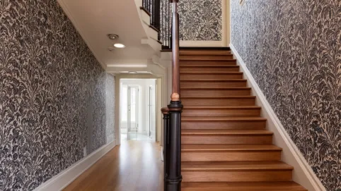 Aranżacja tapeta na klatkę schodową