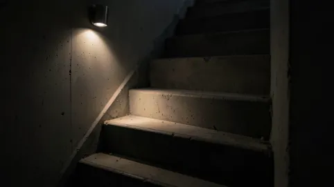 Kinkiet na klatkę schodową loft