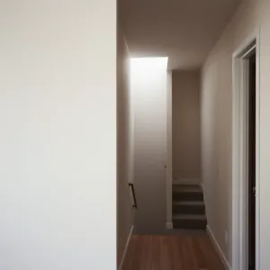 Ścianą między mieszkaniem a klatka schodowa