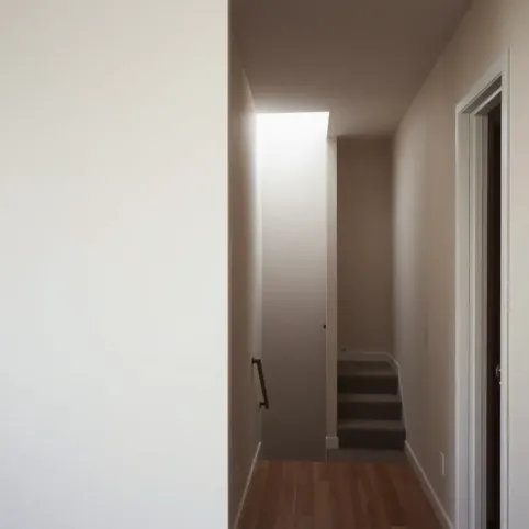 Ścianą między mieszkaniem a klatka schodowa