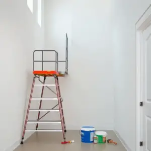 jak pomalować wysoką klatkę schodową