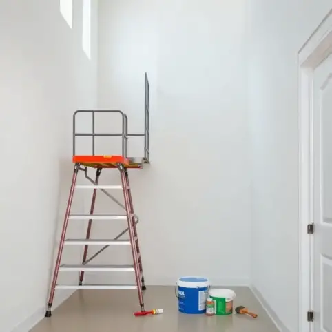 jak pomalować wysoką klatkę schodową