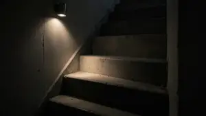 Kinkiet na klatkę schodową loft
